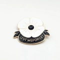 Witte emaille klaproos bloem broche met gouden rand en Lest We Forget tekstbanner - Wit + Zwart