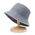 Cappello da pescatore in denim lavato grigio-blu a tesa larga su supporto in legno - M (56-58cm) / Denim Lavato Grigio