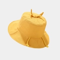 Dettaglio cappello da sole in cotone giallo con orecchie di coniglio e sottogola regolabile - Giallo