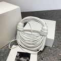 Borsa a mano bianca minimalista intrecciata con nodi su sfondo geometrico moderno - Bianco