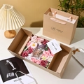 Roze zeepbloemen geschenkdoos met parfumflesje, lint en bijpassende papieren tas - Aroma Bloem Roze