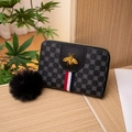 Portefeuille femme imprimé trèfles avec emblème abeille dorée et pompon en fourrure - Noir