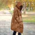 Dettaglio della maglia a trecce e del cappuccio sul cardigan invernale marrone da donna - 3XL / Caffè