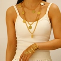 Makroansicht des mehrlagigen goldenen Vintage-Halsketten- und Fingerring-Armbandsets - Goldene 3-lagige Halskette und Ring-Armband-Set (13)