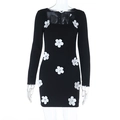 Detailansicht weißer 3D-Blumen mit Strasssteinen auf einem schwarzen Slim-Langarmkleid - S / Schwarz