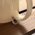 Unregelmäßiger Bambus-Ring aus S925-Sterlingsilber auf einer weißen Keramiktasse - jz353 Bambus Textur / Silber
