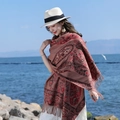 Dicker Ethno-Schal in warmem Braun mit Paisley-Blumenmuster und weichen Fransen - Altrosa Paisley Ethno-Schal