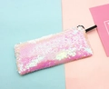 Macro-detail van omkeerbare roze en witte pailletten op een rechthoekig etui - Roze