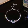 Gros plan d'un bracelet avec pierre verte taille émeraude et fermoir réglable sur miroir - Style 6# Argent Vert