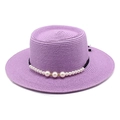 Dettaglio cappello di paglia lavanda con nastro di seta nera e decorazione di perle bianche - Viola Taro