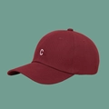 Dettaglio cappellino bordeaux in cotone con lettera C bianca ricamata sulla parte frontale - Regolabile / Borgogna