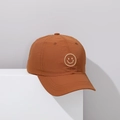 Détail d'une casquette enfant marron respirante avec broderie smiley sur un support blanc - 52-54cm / Camel Sourire