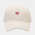 Detailopname van beige corduroy baseballpet met rood geborduurd hartje erop - Verstelbaar / Wit