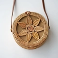 Borsa a tracolla rotonda in rattan intrecciato con motivo floreale e pelle marrone - Nodo cinese a sette foglie 20*8cm
