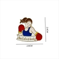 Detalle de un pin esmaltado de una chica fitness con el texto Build up body - Chica Boxeadora Deportiva (KN1498)