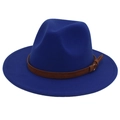 Détail du chapeau en feutre bleu marine avec bande en cuir marron et boucle métallique - Bleu Royal (Bord Plat Corde Jaune)