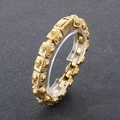 Detail van vintage gouden schedelarmband met gegraveerde schakels en sluiting - Goudkleur (KB182940-KJX)