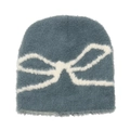 Dettaglio del berretto in maglia peluche con motivo a fiocco bianco bluastro - M (56-58cm) / Grigio
