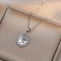 Franse retro halsketting met ovale rooshanger, witte parels en een ketting van titaniumstaal - Rozenbloem Ketting / Staalkleur