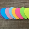 Notas adhesivas con forma de corazón en colores neón sobre una superficie de madera - Forma de Corazón (8 Colores 240 Hojas)