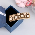 Elegante clip rectangular de oro champán con cristales sobre una caja de regalo - Estilo 7 Champaña [Cuadrado]
