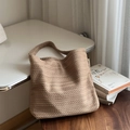 Detailansicht der V-förmigen Webstruktur einer khakifarbenen Strick-Schultertasche - Schulter-Achseltasche / Camel