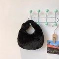 Sac à main en peluche noire douce de forme arrondie suspendu à un crochet mural minimaliste - Noir