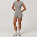 Conjunto de yoga gris para mujer con camiseta de manga corta entallada y pantalones cortos - Camisa De Manga Corta 8455 + Pantalón Corto 8519 Gris Escarchado / S