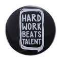 Spilla tonda in banda stagnata nera con scritta bianca Hard Work Beats Talent - HARD WORK BEATS TALENT