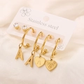 Detailset van gouden roestvrijstalen oorbellen met hartjes en zirkonia oorknoppen - Letter A 3 Paar Set