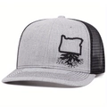 Detailansicht der Stickerei mit Oregon-Karte und Wurzeln auf einer Mesh-Trucker-Kappe - Grau-Schwarzes Patchwork (Oregon-Stickerei) / Grau