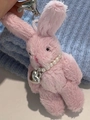 Détail d'un porte-clés lapin en peluche rose avec collier perles et coeur argenté - Rose
