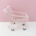 Primer plano detallado de una mini cesta de almacenamiento rosa con ruedas móviles - Rosa Malvavisco