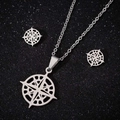Dettaglio del set di gioielli in acciaio argento con collana a onda e orecchini a lobo - Stile Stella della Bussola (042) / Color Acciaio