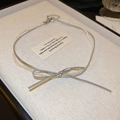 Detalle del collar de doble capa con lazo de cuero sintético y perlas en bandeja - Collar de Lazo de Cuero Blanco / Blanco