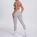 Detail von hellgrauem Yoga-Set mit dünnen Überkreuzgurten und High-Waist-Leggings-Passform - S / Oberteil Und Unterteil / Frostgrau