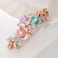 Détail de la pince à cheveux à fleurs en émail avec strass sur base dorée - Coloré