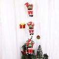 Dettaglio di tre Babbo Natale che salgono su una scala in legno bianco su una tenda bianca - Scala 3 Persone (Babbo Natale 25cm)