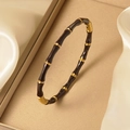 Détail du bracelet jonc style bambou en or 18 carats avec finition émail marron - Noir