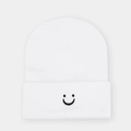 Gros plan du bonnet en tricot blanc avec broderie détaillée d'un visage souriant - Blanc