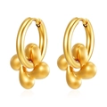 Dettaglio di orecchini a cerchio in acciaio inossidabile placcato oro 18K con triplo ciondolo - Stile Fiore Rotante / Oro