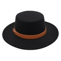 Détail d'un chapeau en feutre noir avec ruban en cuir marron et rivet métallique - Taille unique / Noir (Décoration Métallique)