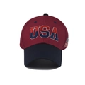 Detaillierte USA-Stickerei und Flagge auf einer weinroten und dunkelblauen Baseballkappe - USA Baumwolle Weinrot