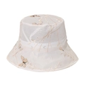 Dettaglio di un cappello a secchiello in rete bianca con ricamo di farfalla gialla - 58cm / Beige