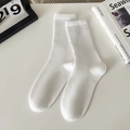 Calze bianche classiche in cotone con trama a costine su una superficie minimalista - Taglia unica / Bianco