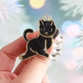 Spilla gatto nero elegante con corona dorata e cristalli bianchi per un look chic - Gatto Nero che Cammina Con Corona / Nero 2