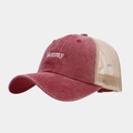 Detalle del bordado blanco Mommy en gorra trucker de algodón lavado color rojo - Ajustable / Burdeos