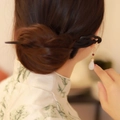 Pic à cheveux en ébène avec pendentif blanc et perle rouge pour coiffures traditionnelles - Pic en Bois Murmure de Magnolia / Noir avec pierre blanche