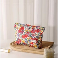 Tragbare florale Kosmetiktasche mit roten und lila Blumenmustern auf Holztablett - Rot Geblümt
