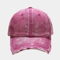 Detalle de gorra de béisbol de mezclilla lavada con agujeros vintage en la visera - Ajustable / Rosa Rojo